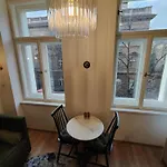 アパート Alphonse Mucha Loft Apartments, 2 *