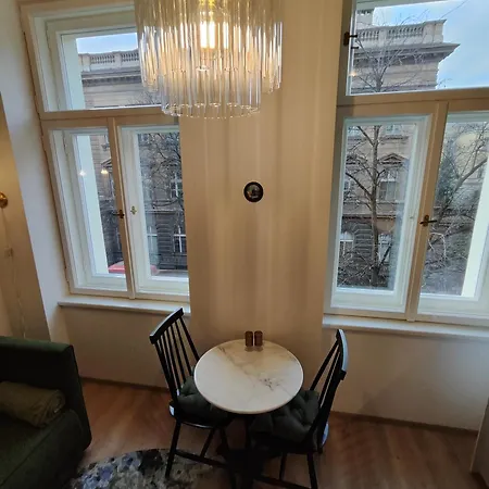 公寓 Alphonse Mucha Loft Apartments, 2 *