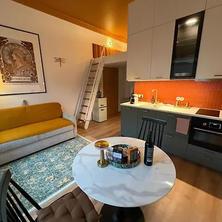Alphonse Mucha Loft Apartments, 2 公寓