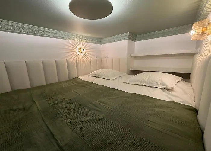 Alphonse Mucha Loft Apartments, 2 *