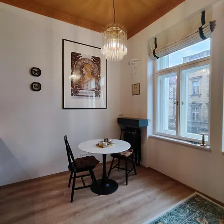 Alphonse Mucha Loft Apartments, 2 Appartement *
